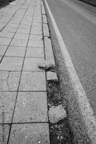 Straße und Gehweg mit Schaden am Randstein