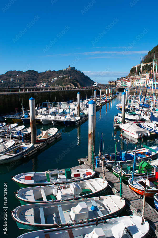 Obraz premium Paesi Baschi, Spagna, 28/01/2017: barche nel porto di Donostia San Sebastian, la città costiera sul Golfo di Biscaglia