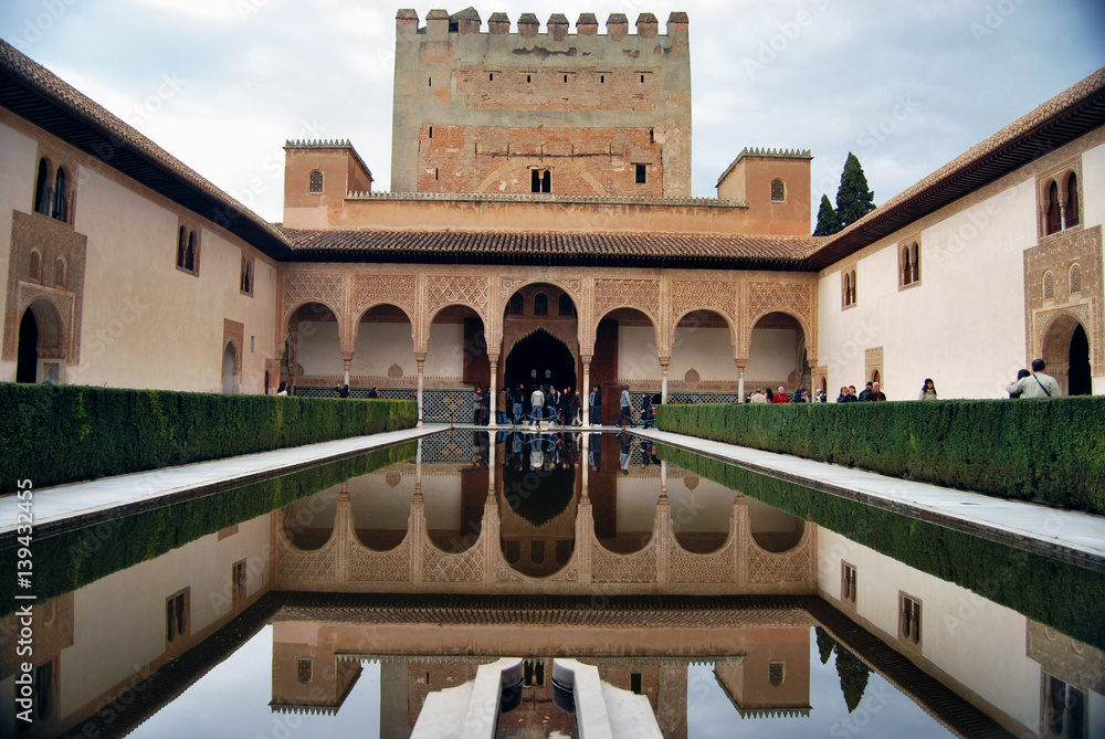 Fototapeta premium Reflejo de palacio de la Alhambra