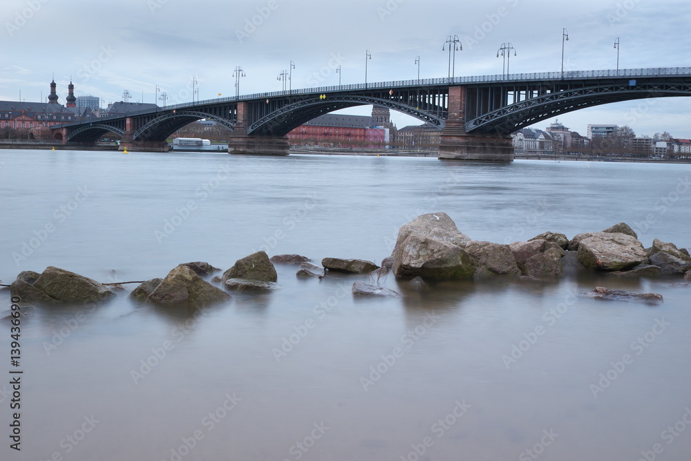 Fototapeta premium Theodor-Heuss-Brücke in Mainz