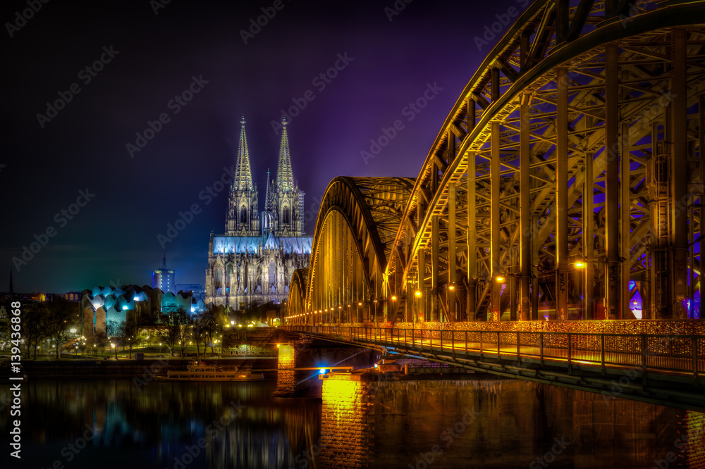 Kölner Dom bei Nacht in HDR mit Hohenzollernbrücke