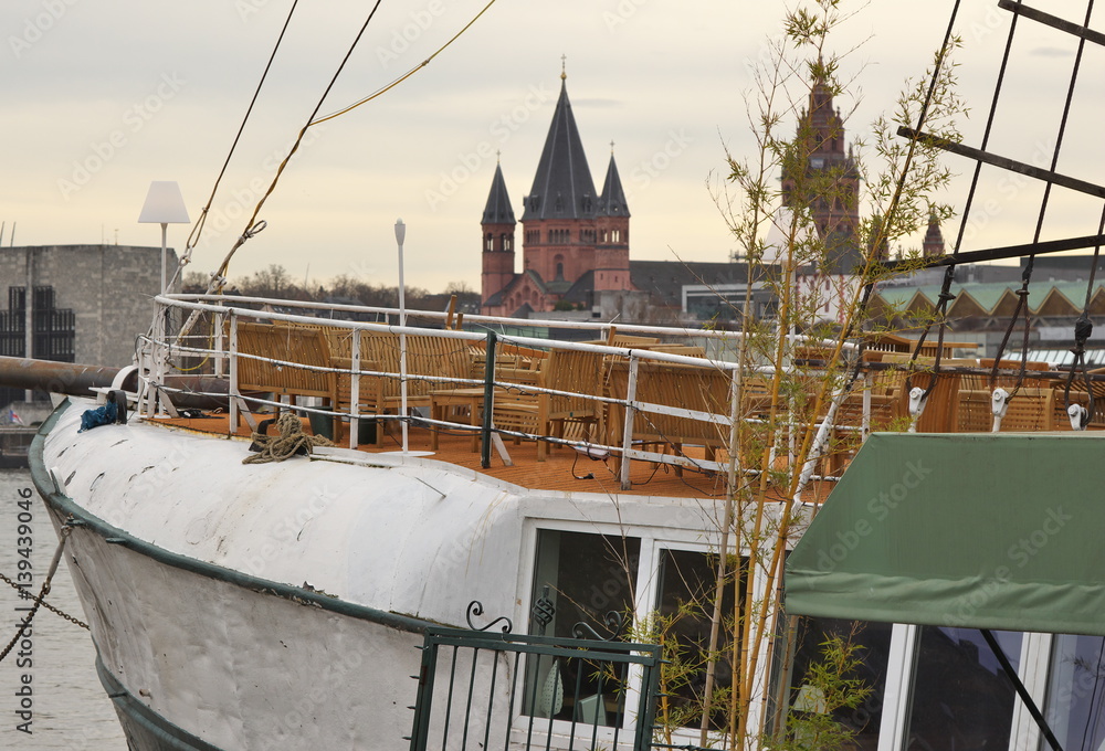 Schiffsrestaurant mit Blick auf Mainz