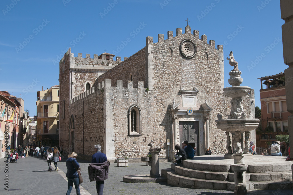 Fototapeta premium Duomo di San Nicolo, Taormina, Sizilien, Italien