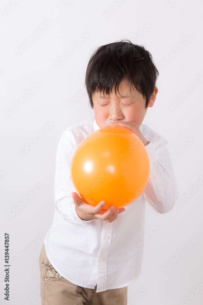 風船を膨らます子供 風船を膨らます子供
