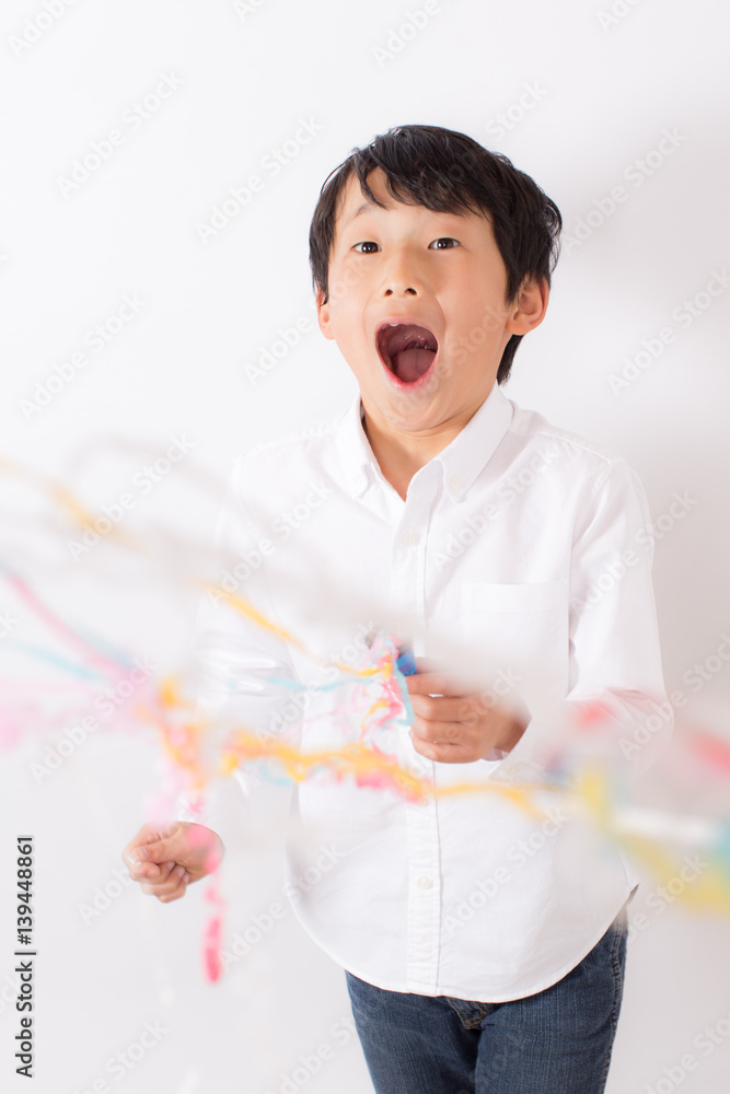 クラッカーを鳴らす少年 Stock Photo Adobe Stock