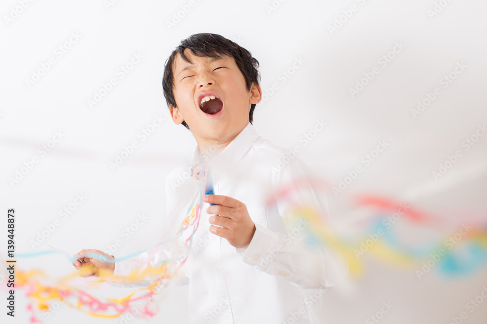 クラッカーを鳴らす少年 Stock Photo Adobe Stock