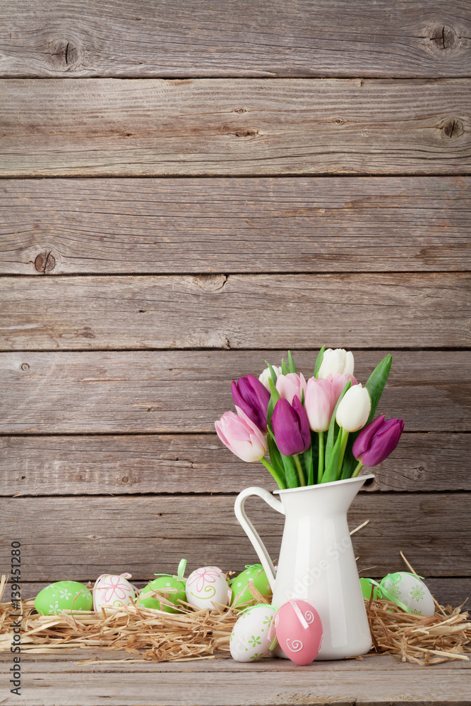 Obraz premium Easter eggs and colorful tulips bouquet