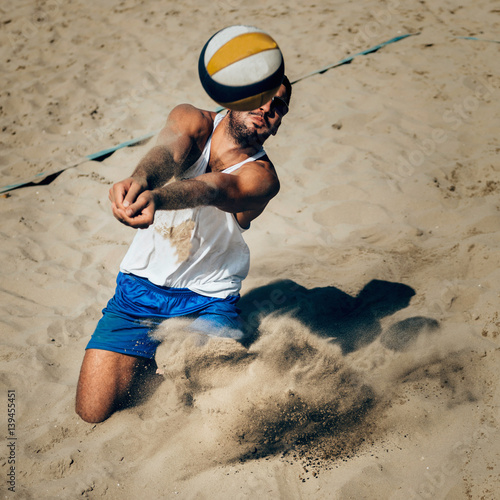 Tableau sur toile Male beach volleyball player in action