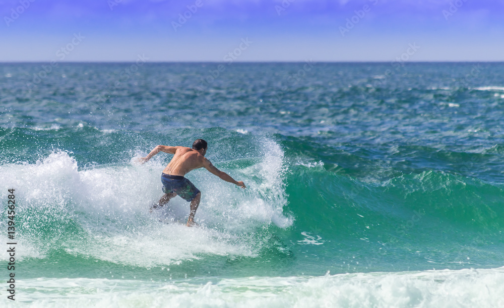 Surfando a onda. Surfando a onda.