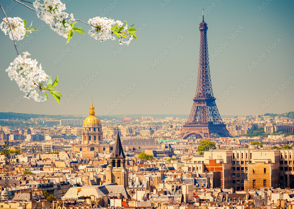 Naklejka Widok na wieży eifla w Paryżu na wiosnę, Francja