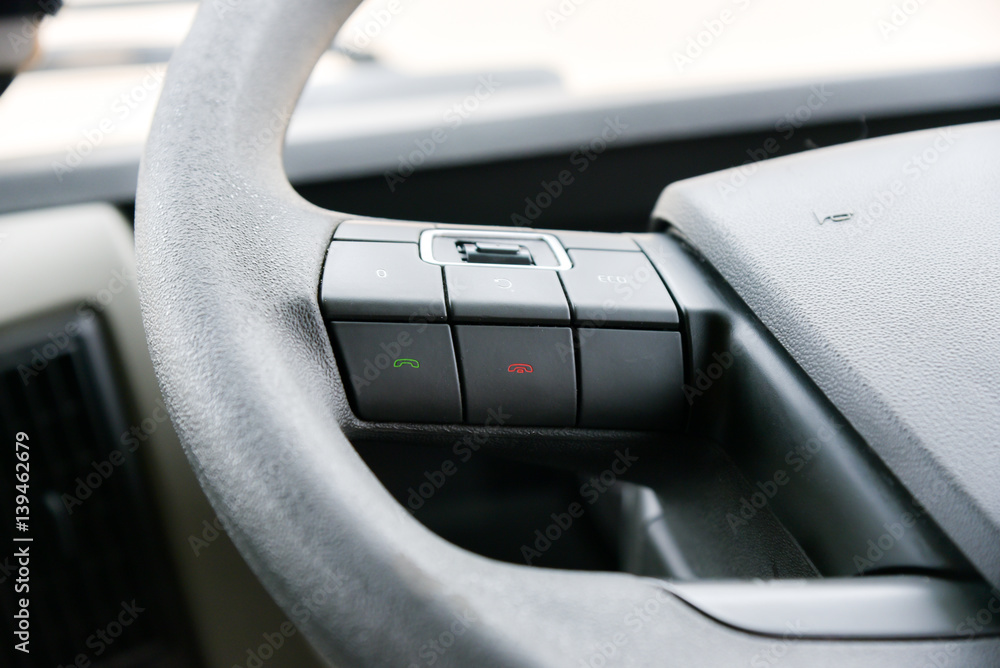 Call buttons on steering wheel Call buttons on steering wheel