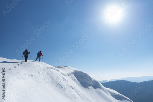 dağcılık faaliyeti & zirvedeki dağcılar © emerald_media