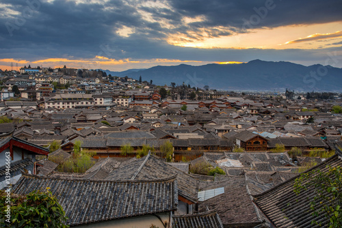 Lijiang starego miasta ptasiego oka odgórny odgórny widok z lokalnymi dziejowymi architektur dachowym budynkiem w wschód słońca scenie