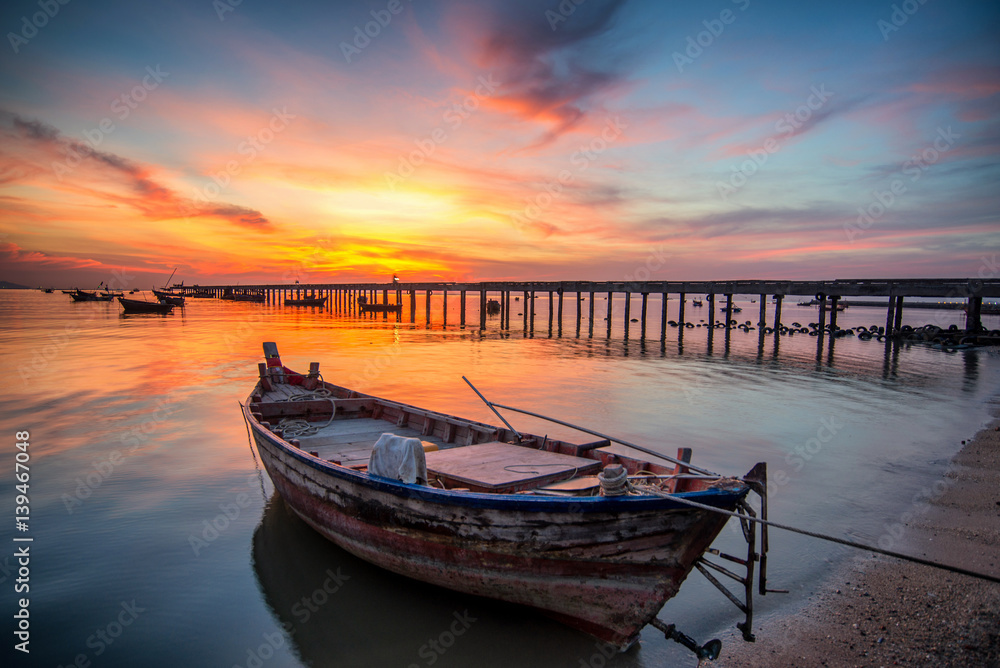 Fototapeta premium Piękny zachód słońca krajobraz zachód słońca na plaży morskiej z łodzi na plaży Bangpra Chonburi, Tajlandia