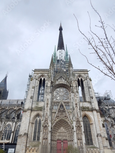 Le côté droite la cathédrale de Rouen.