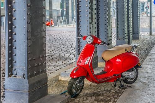 Rote Mofas unter einer Brücke in Berlin