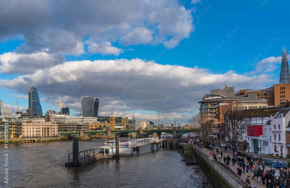 Obraz premium Panoramiczny widok na London Bankside Pier