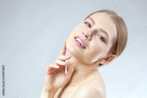 Beautiful young woman on co...