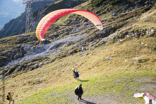 Gleitschirmflieger in den Bergen photo