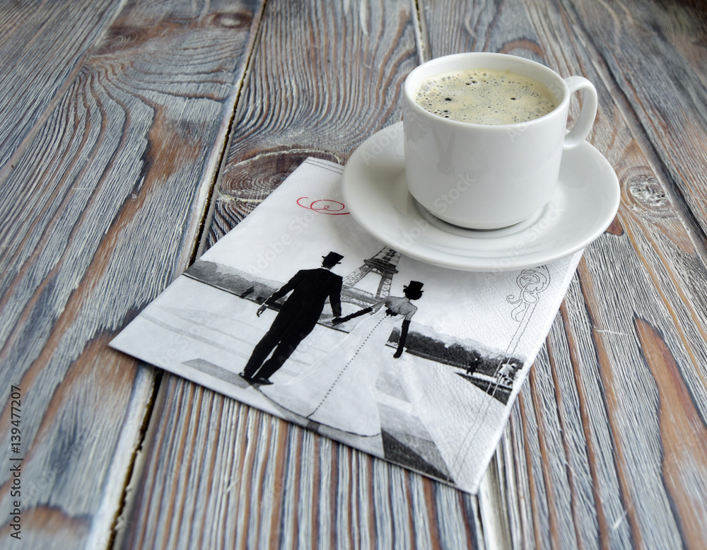 Чашка с кофе и салфетка с символом Парижа лежат на деревянном столе Stock  Photo | Adobe Stock