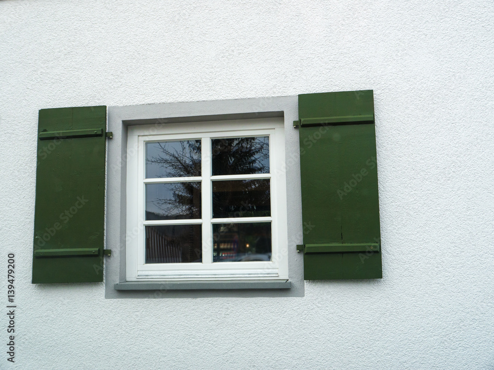 Obraz premium Green wooden window shutters