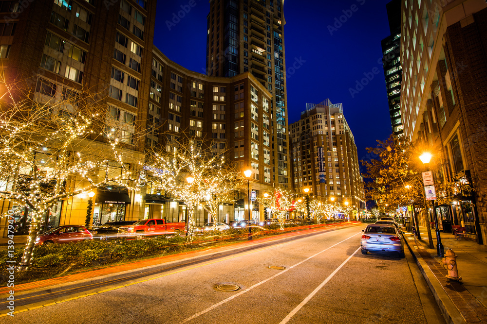 Fototapeta premium President's Street at night, in Harbor East, Baltimore, Maryland.
