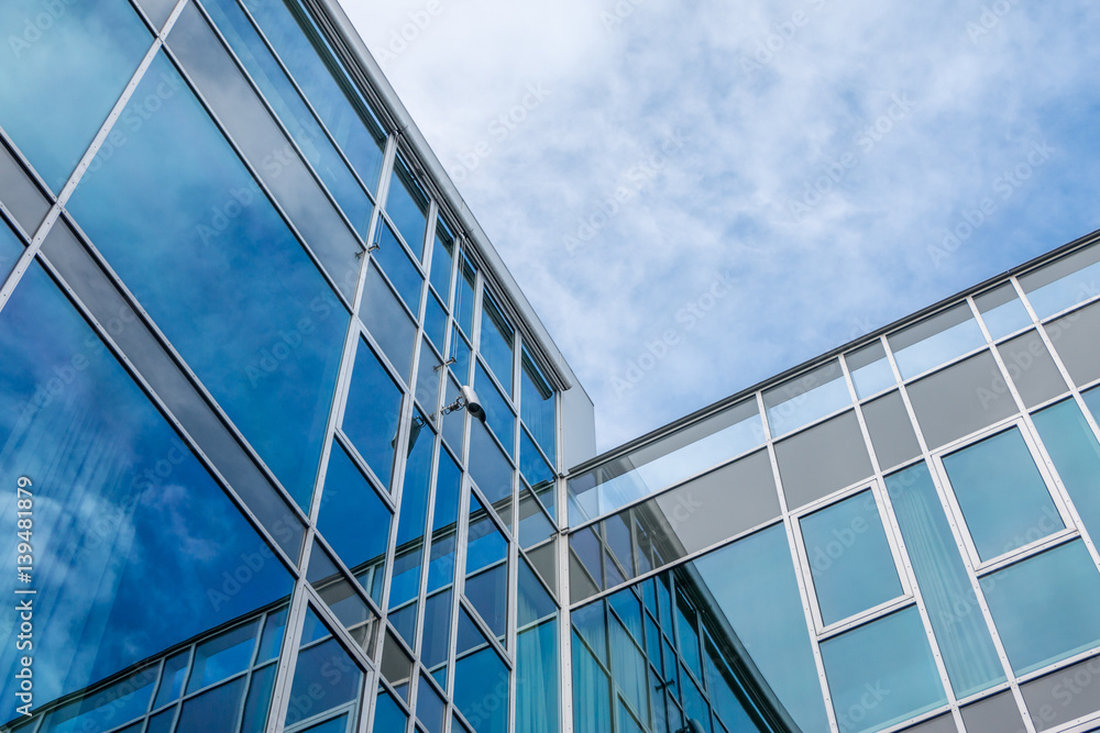 Obraz premium Glasfront, Konzerngebäude, spiegelnde Wolken