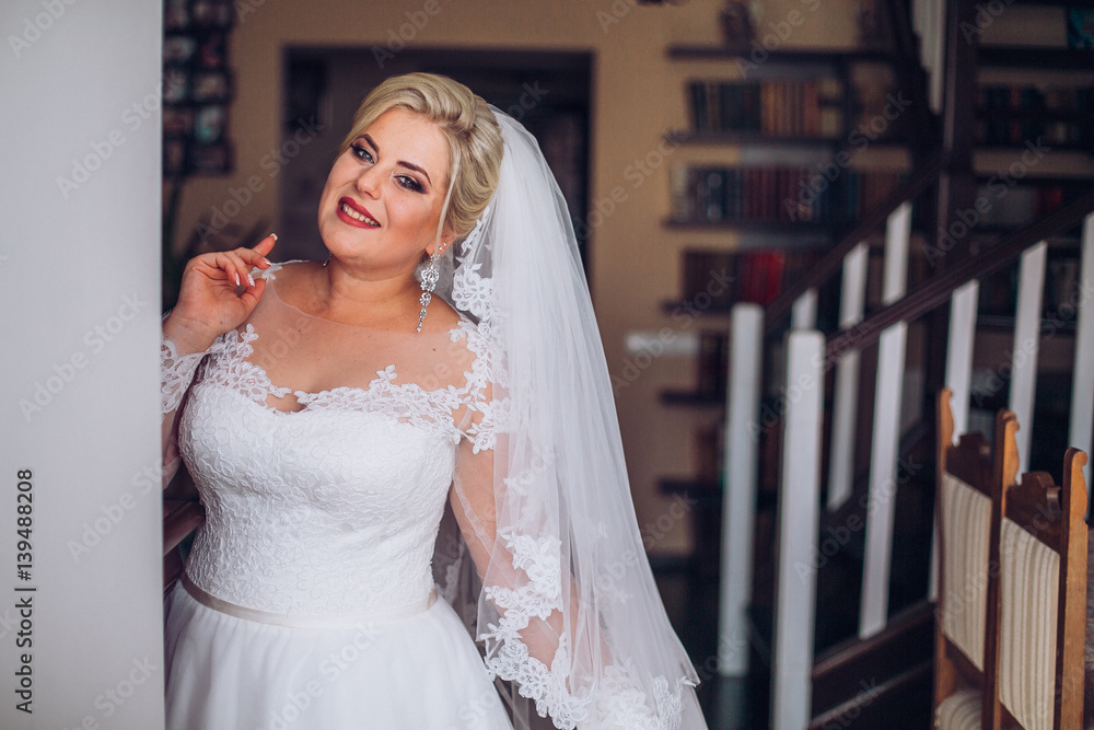 Naklejka premium young bride portrait with perfume is getting ready at home in the morning, wedding day