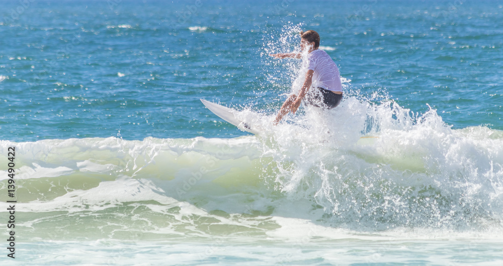 Surfando a onda.