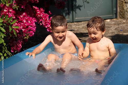 niños jugando en una piscina hinchable en verano