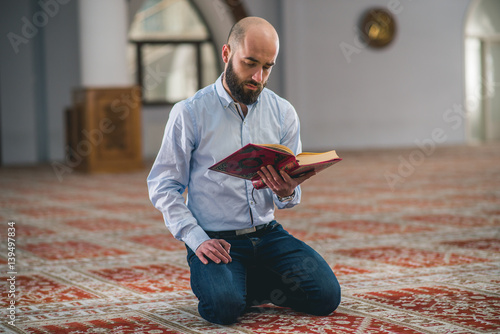Tableau sur toile Muslim scholar studying holy and revered book Koran