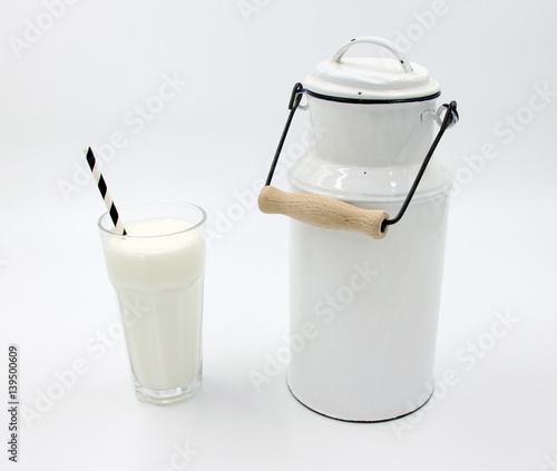 Emaille Milchkanne (alt, traditionell) und Milch im Glas mit Strohhalm - schwarz-weiss, freigestellt