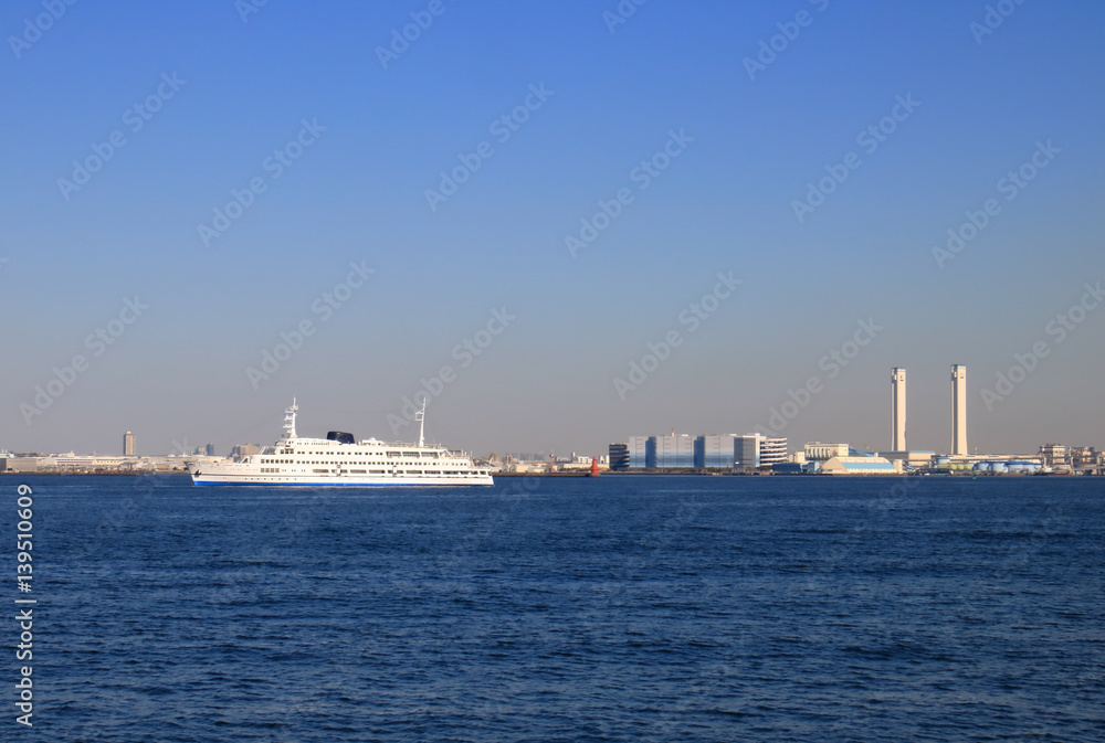 青色を背景に白い客船