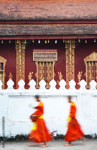 Konstfotografi Dawn procession of monks receiving alms from townspeople in Luang Prabang