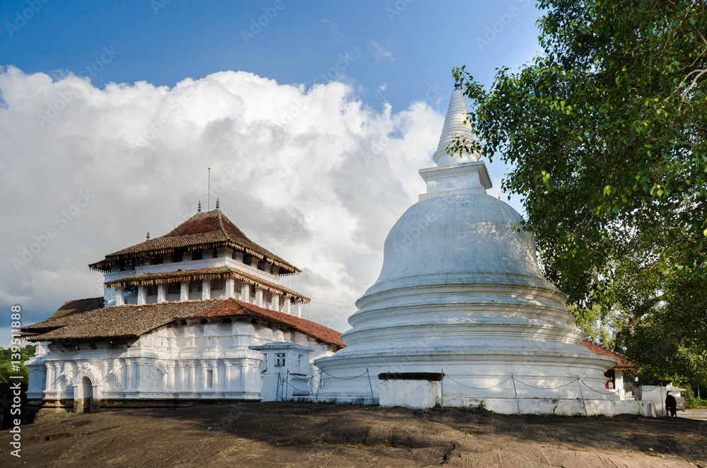 Lankatilaka Temple,Kandy,a Buddhist temple built under the influence of Hindu call Gedige Architecture Lankatilaka Temple,Kandy,a Buddhist temple built under the influence of Hindu call Gedige Architecture