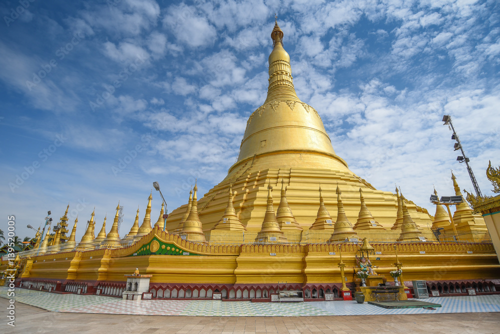 Fototapeta premium Shwemawdaw or Mutao Pagoda in Bago, Myanmar