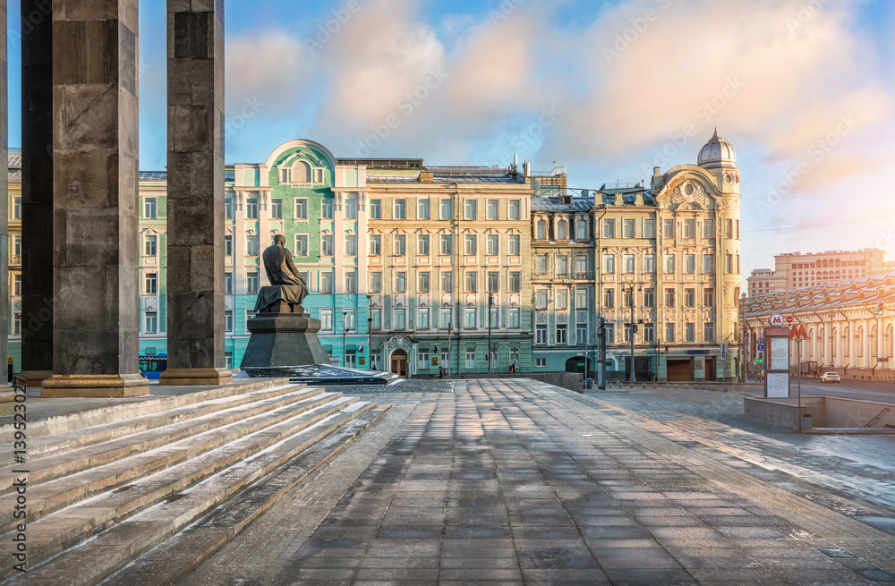 Fototapeta premium Библиотека и Достоевский Library and a monument to Dostoevsky