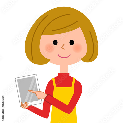 タブレットを触るエプロンの女性  