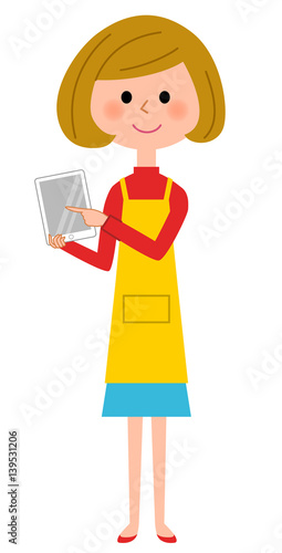 タブレットを触るエプロンの女性  