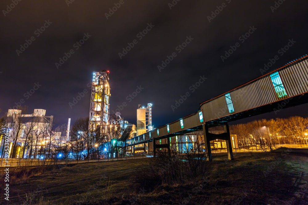 Fototapeta premium Cement factory at night