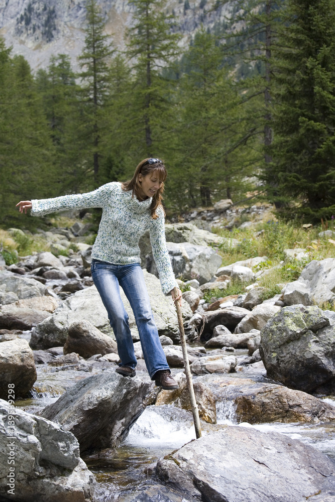 Femme De Randonneur En Montagne De Pirin, Lac Bezbog Image stock