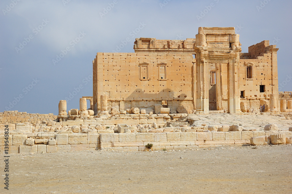 Fototapeta premium Ancient ruins of the Palmyra city at present destroyed in the Syrian war by ISIS. Photo taken in 2006