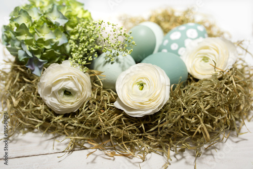 Tender easter decoration with eggs in a nest © gudrun