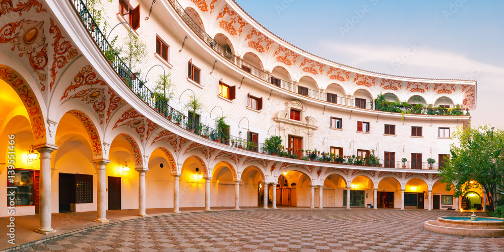 Obraz premium Panorama malowniczego placu Plaza del Cabildo rano, Sewilla, Hiszpania