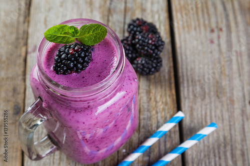 Blackberry jogurt smoothie in glass jar