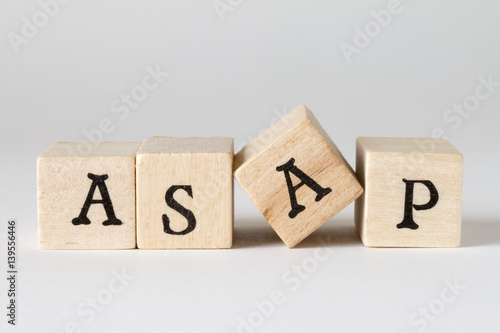 ASAPの文字の書かれた木製のブロック