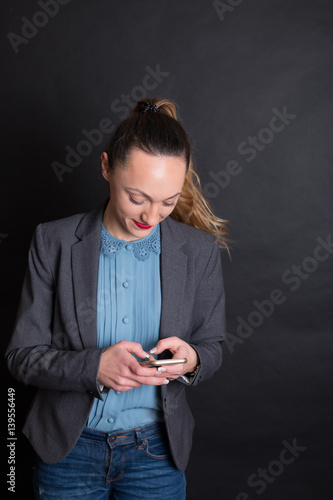 Buisness Frau schreibt SMS am Handy