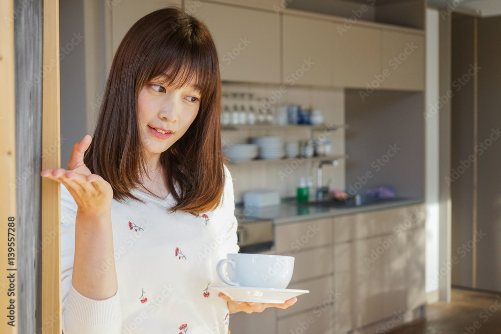 カフェで接客をする若い日本人の女性
