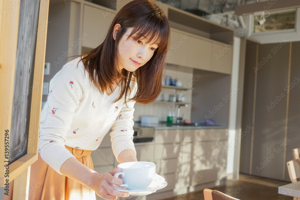 カフェで接客をする若い日本人の女性 カフェで接客をする若い日本人の女性