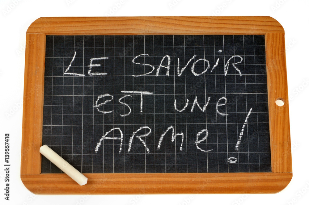 Ardoise avec le savoir est une arme écrit dessus Ardoise avec le savoir est une arme écrit dessus